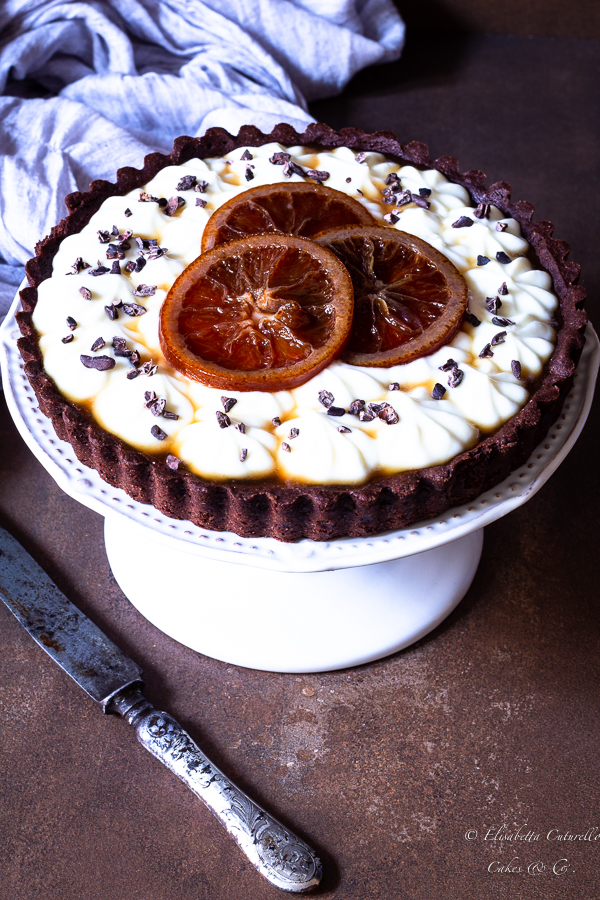 Crostata al cacao con marmellata d'arance amare, crema di ricotta montata e arance al brandy