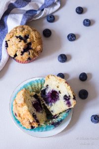 Vegan muffins ai mirtilli in versione estiva e invernale