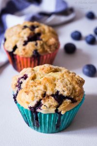 Vegan muffins ai mirtilli in versione estiva e invernale
