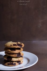 Cookies al cioccolato fondente i biscotti americani più famosi e più golosi.