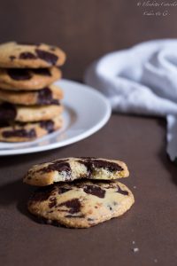 Cookies al cioccolato fondente i biscotti americani più famosi e più golosi.