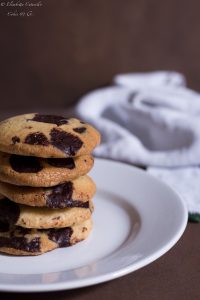 Cookies al cioccolato fondente i biscotti americani più famosi e più golosi.
