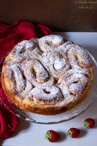 Torta delle rose alle fragole e cocco