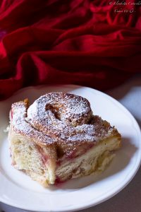 Torta delle rose alle fragole e cocco