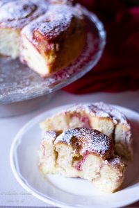 Torta delle rose alle fragole e cocco