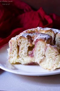 Torta delle rose alle fragole e cocco