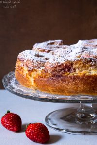 Torta delle rose alle fragole e cocco