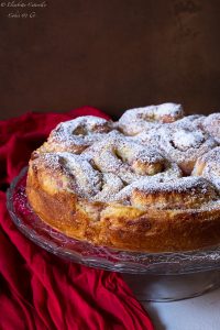 Torta delle rose alle fragole e cocco