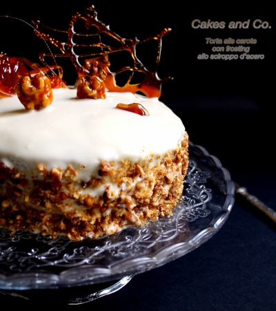 Torta alle carote con frosting allo sciroppo d'acero