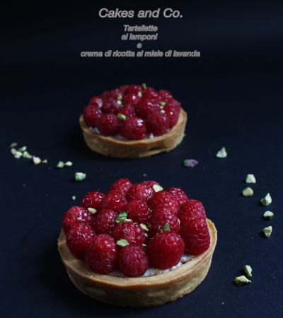 Tartellette ai lamponi e crema di ricotta al miele di lavanda