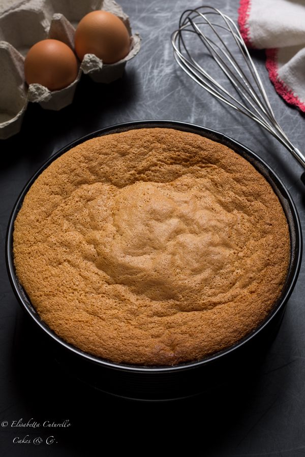 Torta-mimosa-limoncello-crema-diplomatica-pan-spagna (1 di 1) Il Pan di Spagna della Torta mimosa al limoncello con crema diplomatica per la festa delle donne un grande classico della pasticceria italiana