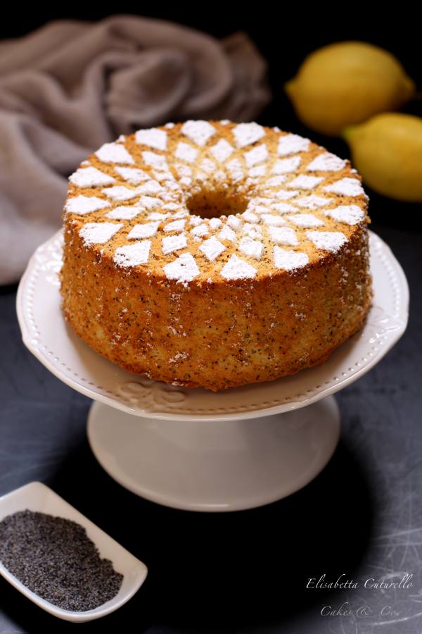 Chiffon cake al limone e semi di papavero. La sofficissima e famosissima ciambella americana nella versione al imone e semi di papavero, profumata e buonissima, perfetta a colazione o merenda.