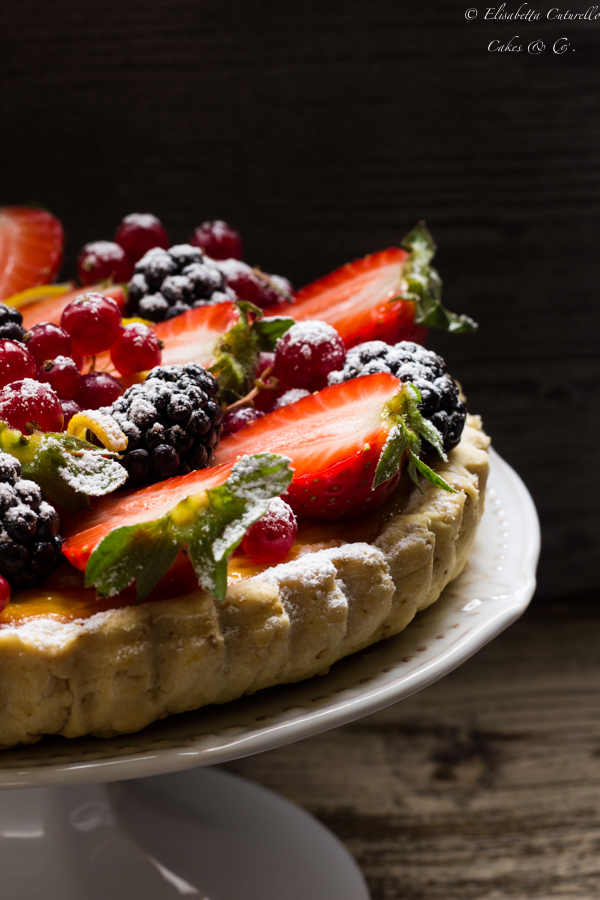 Crostata ricotta e frutti di bosco con frolla vegan al sesamo è una crostata leggera. La crema di ricotta e yogurt ha una consistenza leggera ma cremosa. I frutti di bosco sono ricchi di vitamine e antiossidanti. Inoltre la frolla senza uova e burro, ma arricchita dai semi di sesamo è molto più leggera di una frolla comune.