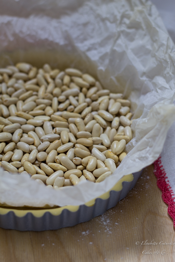 Pasta frolla Milano e la cottura in bianco per crostate: preparazione alla cottura in bianco con carta forno e fagioli secchi
