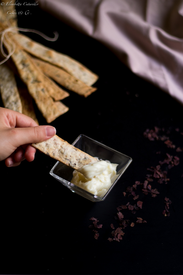 Lingue di pane con fiocchi di alga dulse e origano