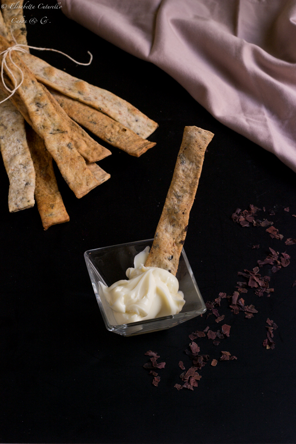 Lingue di pane con fiocchi di alga dulse e origano
