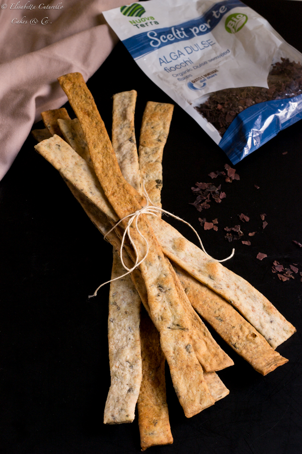 Lingue di pane con fiocchi di alga dulse e origano