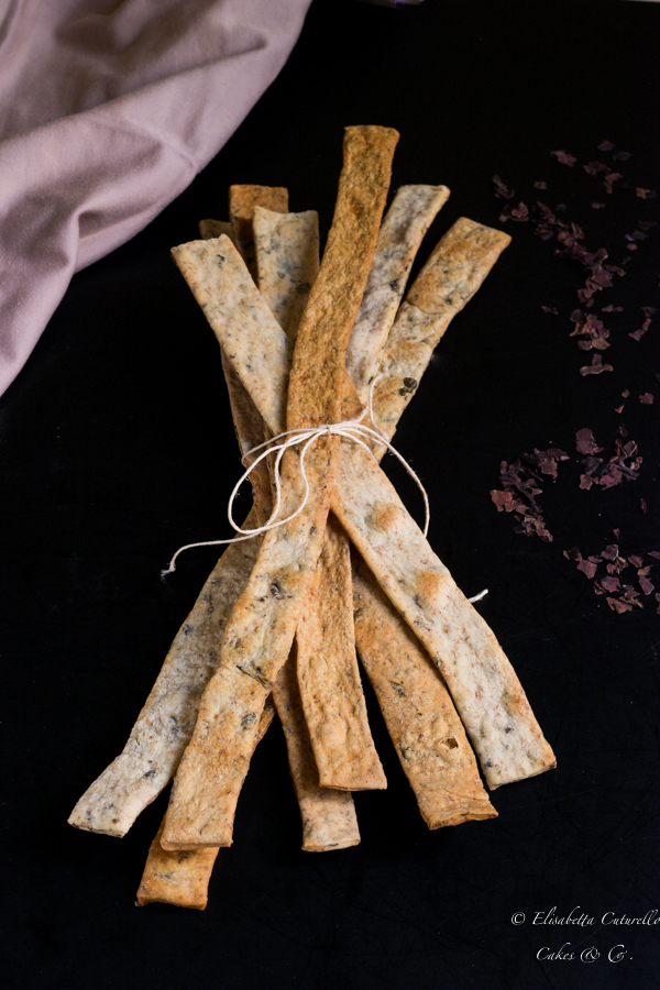 Lingue di pane con fiocchi di alga dulse e origano