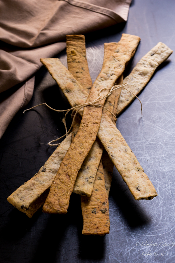Lingue di pane con fiocchi di alga dulse e origano