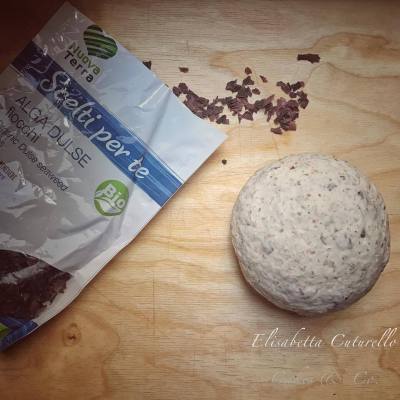 Lingue-pane-fiocchi-alga-dulse-origano-impasto Lingue di pane con fiocchi di alga dulse e origano impasto prima della lievitazione