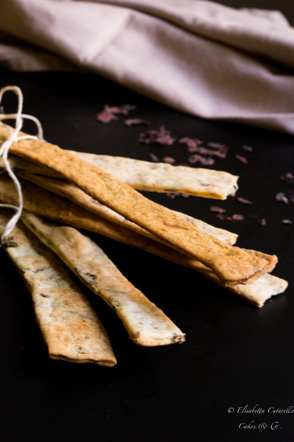 Lingue di pane con fiocchi di alga dulse e origano