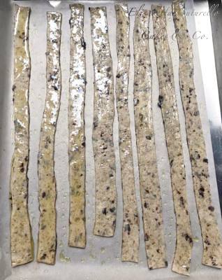 Lingue-pane-fiocchi-alga dulse-origano-teglia Lingue di pane con fiocchi di alga dulse e origano in teglia