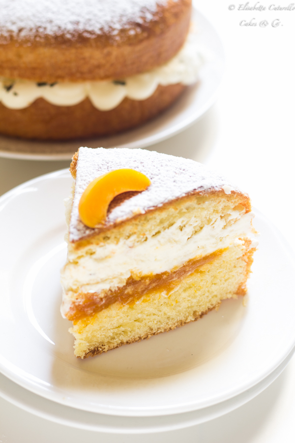 La fetta della torta brioche alle albicocche e rosmarino perfetta come golosa colazione o sfiziosa merenda