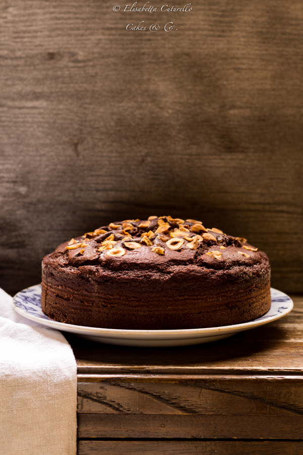 Torta al latte caldo cioccolato e nocciole