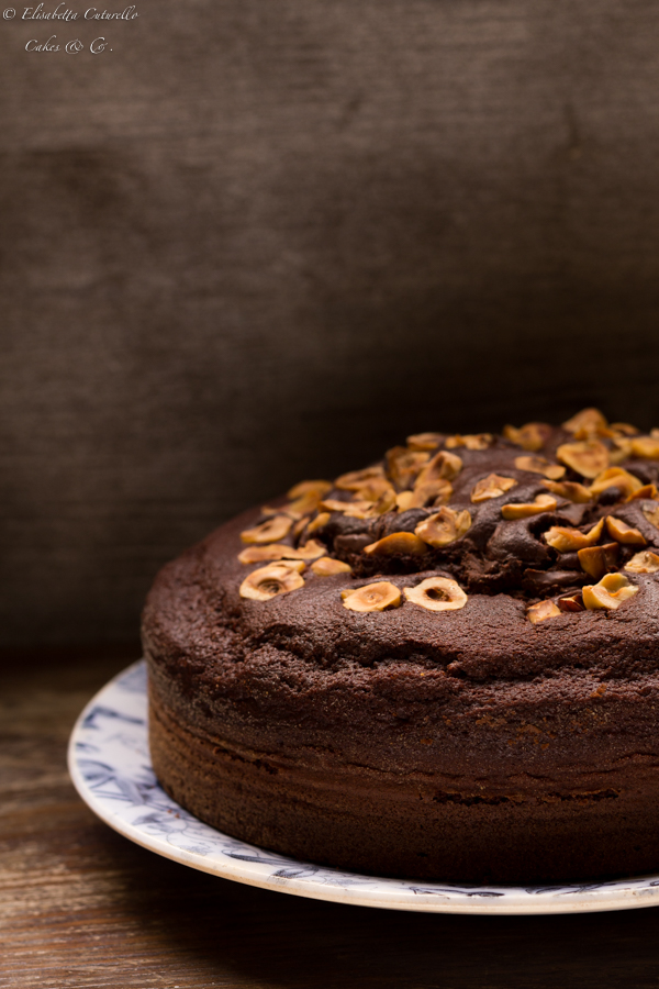 Torta al latte caldo cioccolato e nocciole