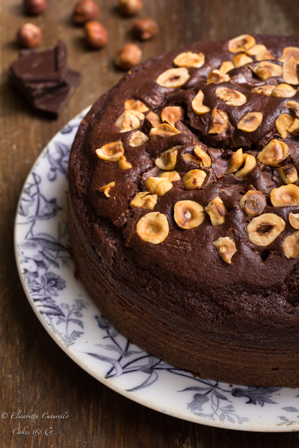 La torta al latte caldo cioccolato e nocciole conquisterà tutti gli amanti del cioccolato, perfetta a colazione o per una pausa golosa