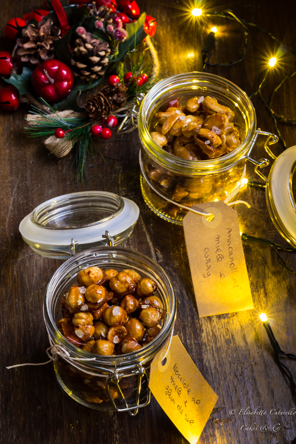 Barattoli di frutta secca al miele e fleur de sel: frutta secca, in questo caso nocciole e anacardi, caramellata nel miele e con l'aggiunta di un pizzico di sale e lo stuzzichino, spezza fame da sgranocchiare davanti alla tv è pronto, manca solo un divano una bella coperta calda e il vostro film preferito.