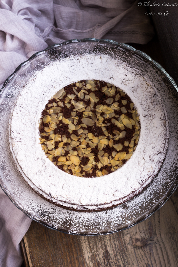 La torta Caprese, originaria dell'isola di Capri, una squisitezza di cioccolato fondente e mandorle nata per una dimenticanza