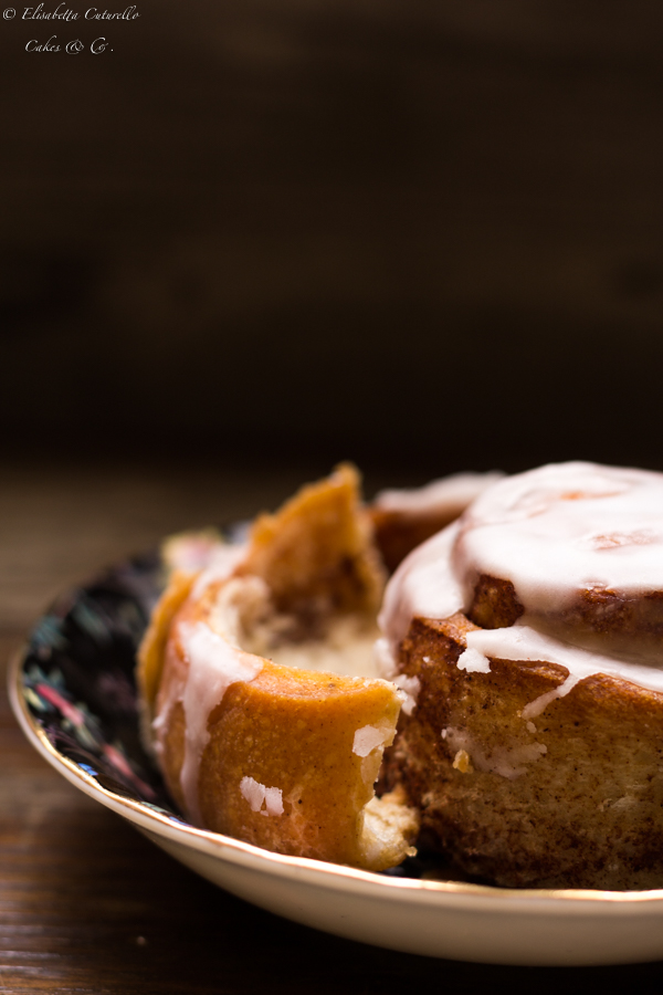 Cinnamon Rolls Bread I cinnamon rolls bread dei gustosi panini dolci alla cannella in versione rolls ossia arrotolati su se stessi a formare delle golose spirali sormontate da una delicata glassa allo zucchero.