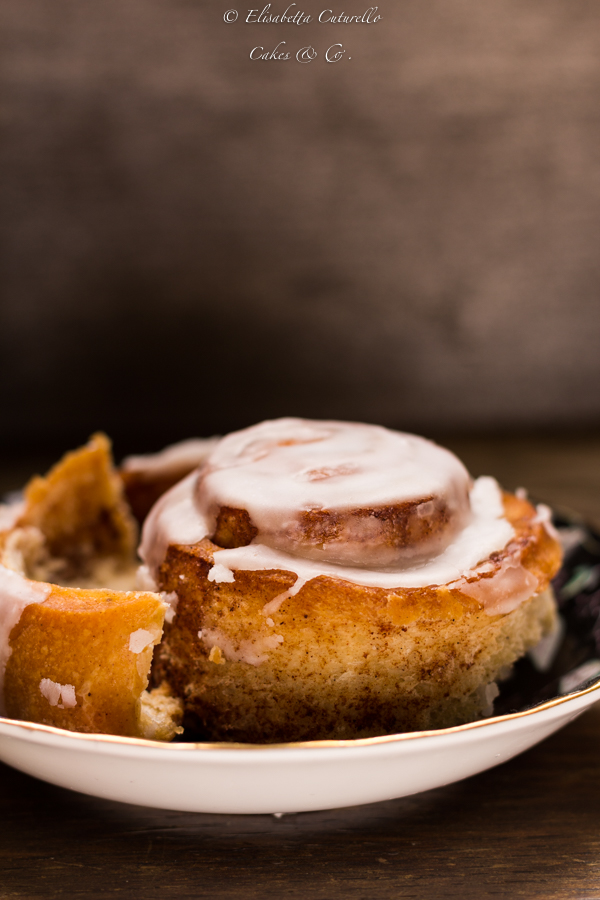 Cinnamon Rolls Bread I cinnamon rolls bread dei gustosi panini dolci alla cannella in versione rolls ossia arrotolati su se stessi a formare delle golose spirali sormontate da una delicata glassa allo zucchero.