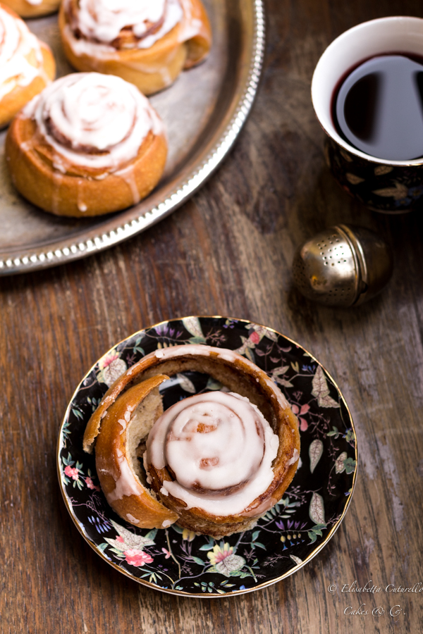 Cinnamon Rolls Bread I cinnamon rolls bread dei gustosi panini dolci alla cannella in versione rolls ossia arrotolati su se stessi a formare delle golose spirali sormontate da una delicata glassa allo zucchero.