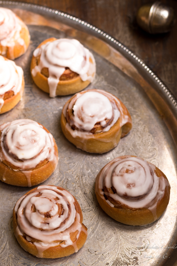 Cinnamon Rolls Bread I cinnamon rolls bread dei gustosi panini dolci alla cannella in versione rolls ossia arrotolati su se stessi a formare delle golose spirali sormontate da una delicata glassa allo zucchero.