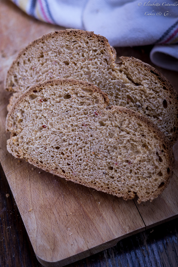 Pane alla n'duja con farina di grano duro Senatore Cappelli un pane semplice ma con un ingrediente speciale: la n'duja, che gli dona un bel colore e una marcia in più.