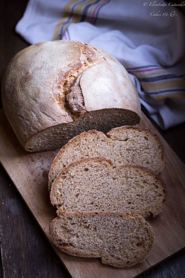 Pane alla n'duja con farina di grano duro Senatore Cappelli un pane semplice ma con un ingrediente speciale: la n'duja, che gli dona un bel colore e una marcia in più.