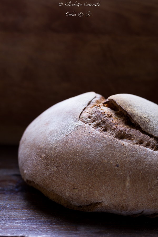 Pane alla n'duja con farina di grano duro Senatore Cappelli un pane semplice ma con un ingrediente speciale: la n'duja, che gli dona un bel colore e una marcia in più.