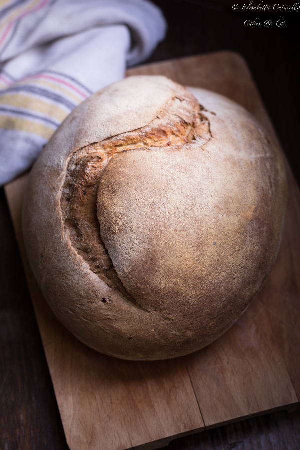 Pane alla n'duja con farina di grano duro Senatore Cappelli un pane semplice ma con un ingrediente speciale: la n'duja, che gli dona un bel colore e una marcia in più.