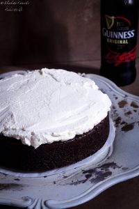 Guinness cake con panna aromatizzata al baileys