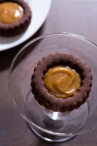 Frollini al cacao e salsa al caramello al burro salato
