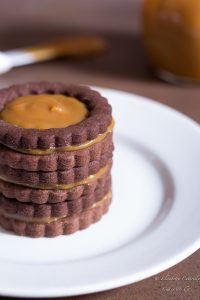 Frollini al cacao e salsa al caramello al burro salato