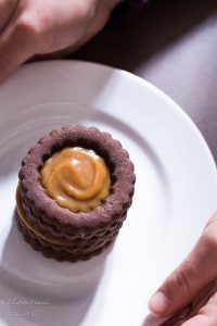 Frollini al cacao e salsa al caramello al burro salato