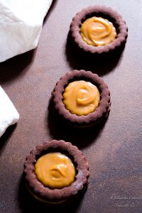 Frollini al cacao e salsa al caramello al burro salato