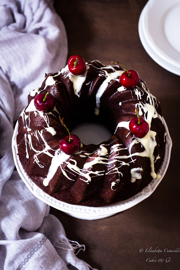 Una golosa ciambella panna ciliegie e cacao semplicissima da preparare ma elegantissima