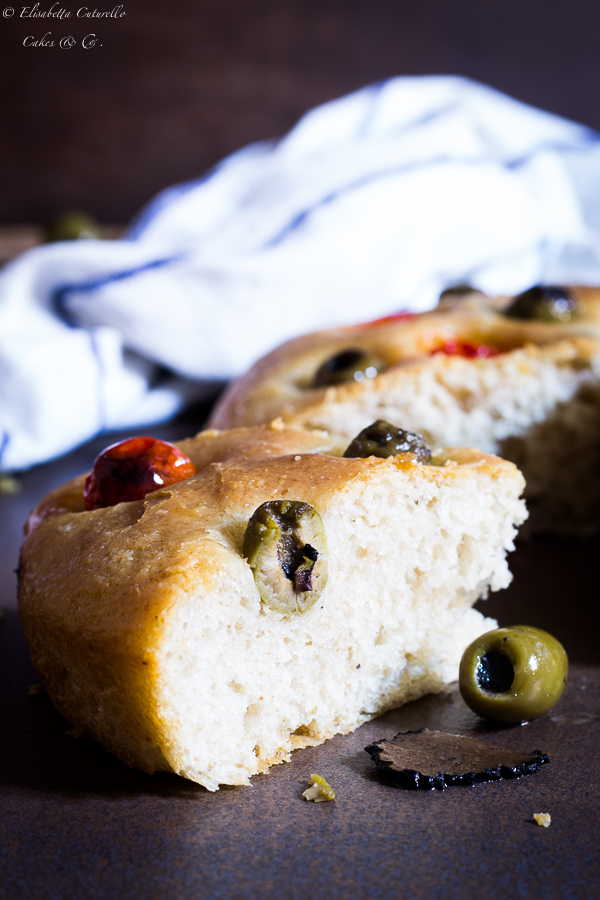 Focaccia olive ripiene al tartufo e pomodorini