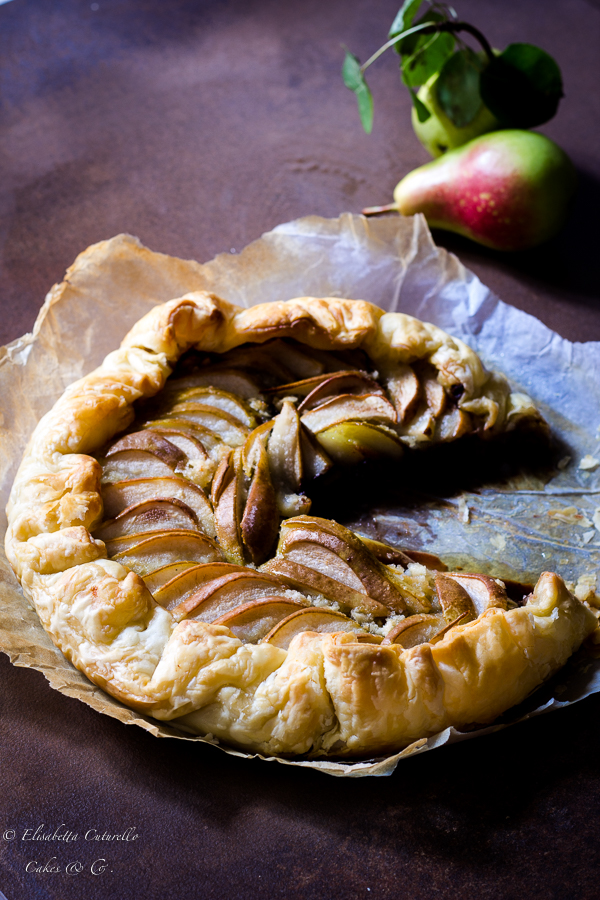 Sfogliata pere cioccolato e mandorle
