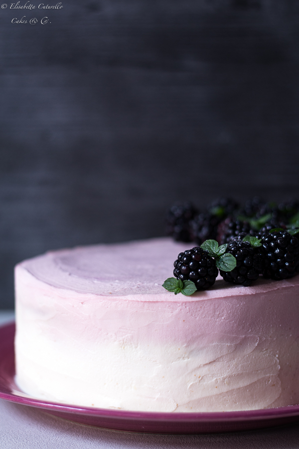 Torta alle more con frosting alla robiola e sciroppo d'acero