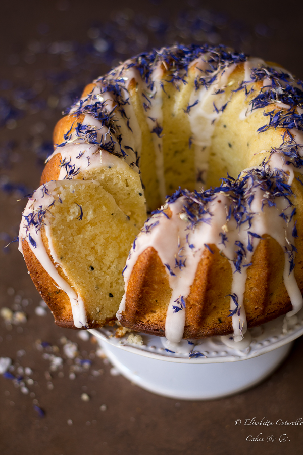Ciambella al limone e semi di nigella con glassa al limone e fiori di granturco